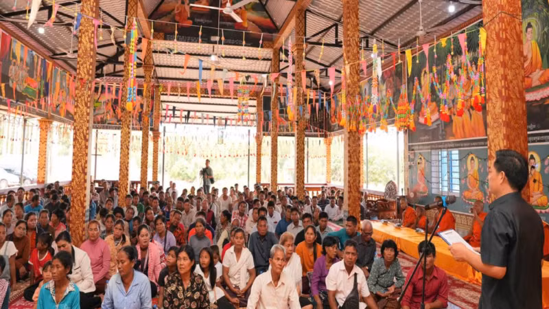 Lãnh đạo Công ty Cổ phần cao-su Chư Sê Kampong Thom chia sẻ thông tin với người dân địa phương tại buổi làm việc.