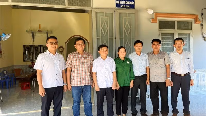 Ông Trần Xuân Thịnh (Thứ 2 từ trái qua) - Tổng Giám đốc Công ty cao-su Chưmomray thăm nhà ở công nhân của công ty.