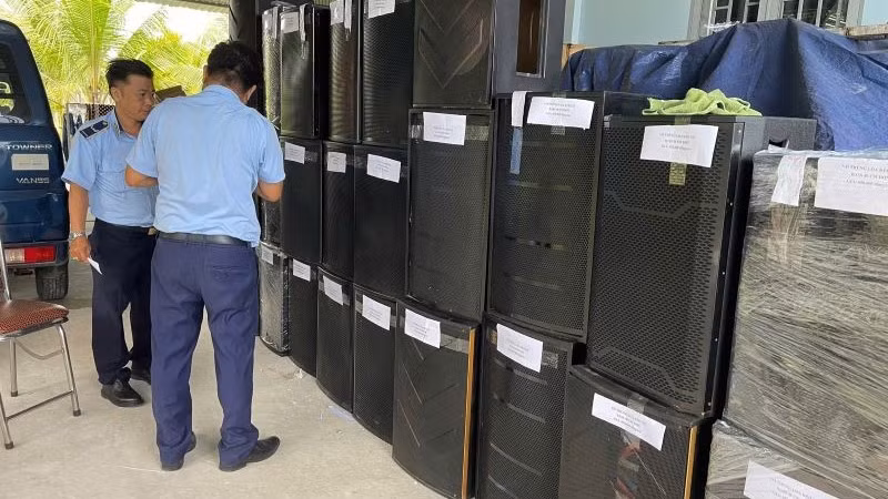 Lực lượng chức năng kiểm tra vỏ thùng loa không rõ nguồn gốc xuất xứ. Ảnh Cục Quản lý thị trường Thành phố Hồ Chí Minh.