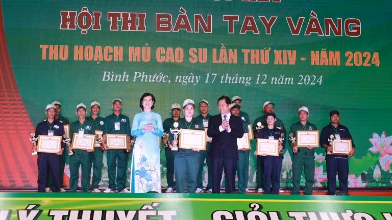 Thí sinh Lù Thị Vân của Công ty Cổ phần Cao-su Mường nhé - Điện Biên được trao giải Nhất cá nhân. Thí sinh Lù Thị Vân của Công ty Cổ phần Cao-su Mường nhé - Điện Biên được trao giải Nhất cá nhân.