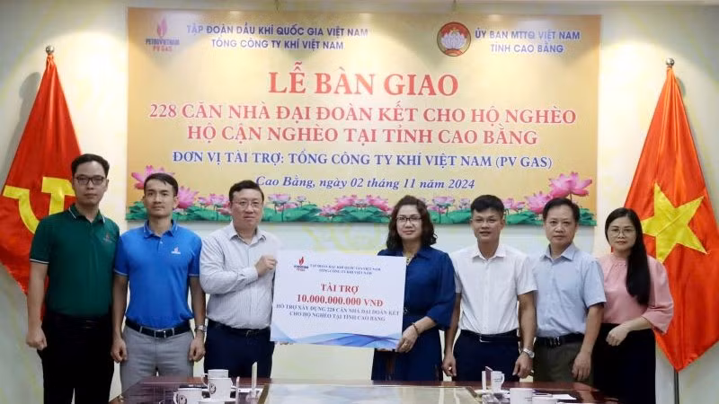 PV GAS trao tài trợ 10 tỷ đồng cho Ủy ban Mặt trận Tổ quốc Việt Nam tỉnh Cao Bằng.