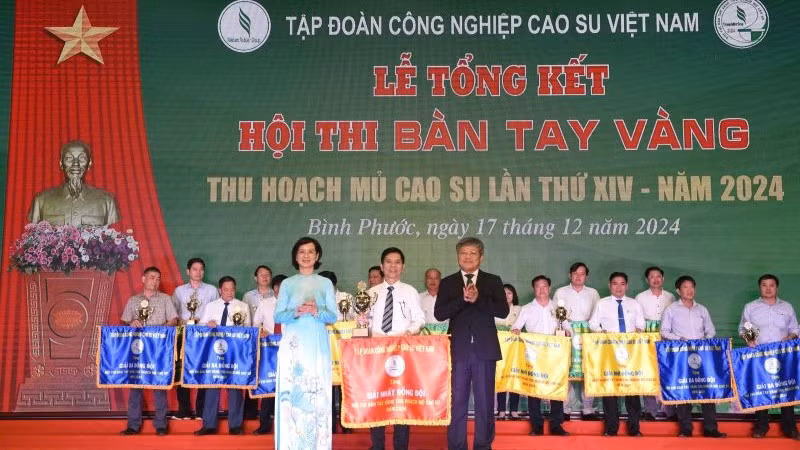 Lãnh đạo Uỷ ban nhân dân tỉnh Bình Phước và Tập đoàn VRG trao giải Nhất đồng đội cho Công ty Cổ phần Cao-su Đồng Phú.