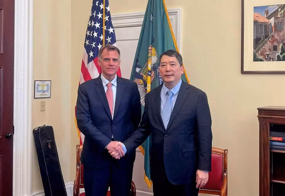 Thứ trưởng Cao Anh Tuấn và Trợ lý Bộ trưởng phụ trách tài chính quốc tế Robert Kaproth. Thứ trưởng Cao Anh Tuấn và Trợ lý Bộ trưởng phụ trách tài chính quốc tế Robert Kaproth.