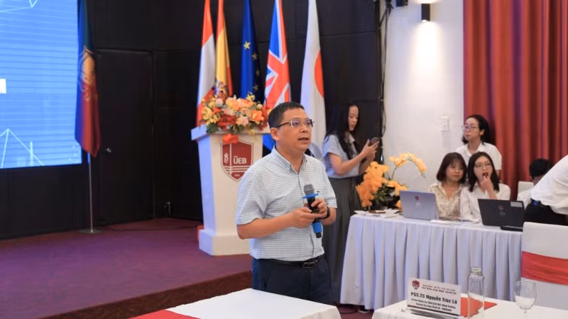 PGS, TS Phan Chí Anh, Viện trưởng Viện Quản trị kinh doanh, Trường đại học Kinh tế, Đại học quốc Gia Hà Nội. PGS, TS Phan Chí Anh, Viện trưởng Viện Quản trị kinh doanh, Trường đại học Kinh tế, Đại học quốc Gia Hà Nội.