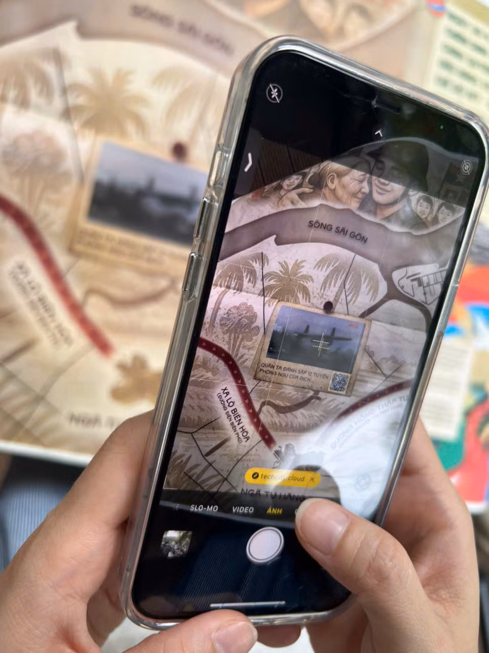 Quét mã QR trên tờ phụ san đặc biệt để tìm hiểu về Chiến dịch Hồ Chí Minh.