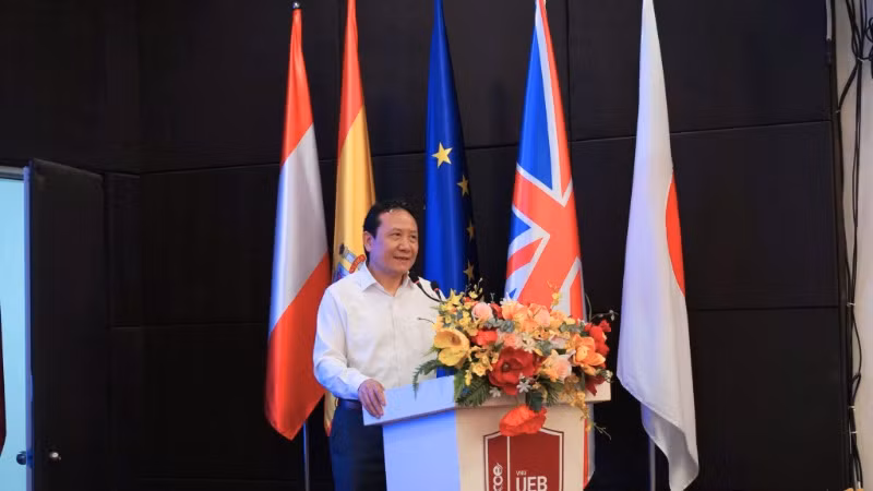 Phó Giáo sư, Tiến sĩ Nguyễn Hồng Sơn, Phó trưởng Ban Chính sách, chiến lược Trung ương. Phó Giáo sư, Tiến sĩ Nguyễn Hồng Sơn, Phó trưởng Ban Chính sách, chiến lược Trung ương.