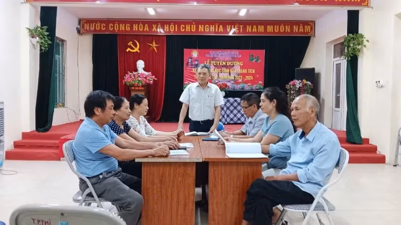Cấp ủy Chi bộ thôn Hàn Lạc, xã Phú Thị hội ý bàn việc lãnh đạo xây dựng nông thôn mới kiểu mẫu.