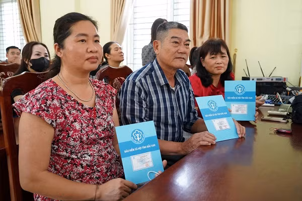 Trao tặng sổ bảo hiểm xã hội, thẻ bảo hiểm y tế cho người dân ở thành phố Bắc Kạn, tỉnh Bắc Kạn. (Ảnh: VSS)
