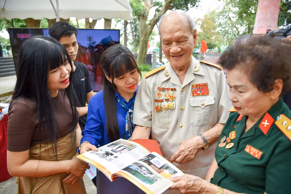 Đại tá Nguyễn Hữu Tài giới thiệu tư liệu chiến đấu với phóng viên của Báo Nhân Dân điện tử.