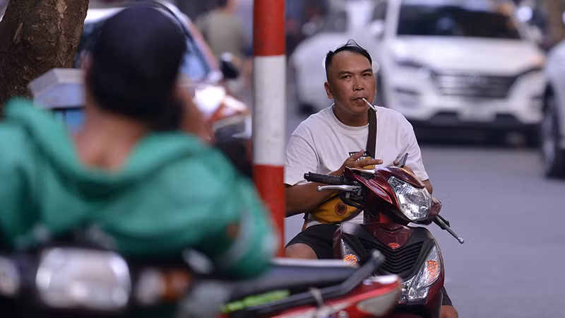 Tỷ lệ người trưởng thành ở nước ta hút thuốc lá vẫn ở nhóm cao trên thế giới. (Ảnh: THẾ ĐẠI)