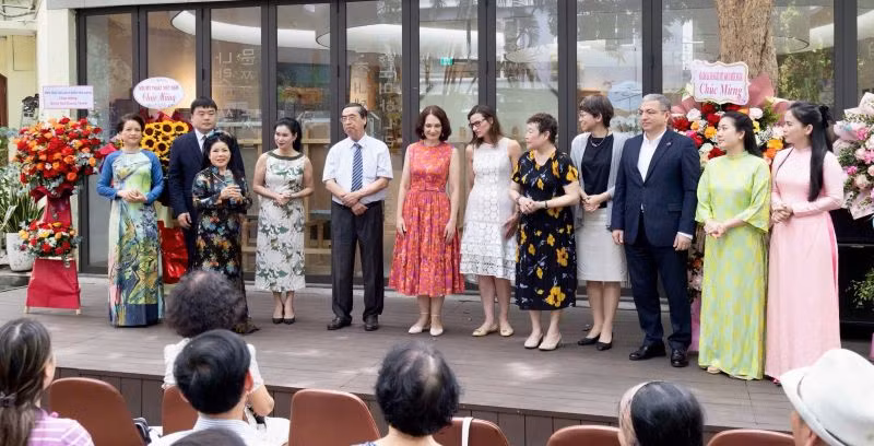 Lễ khai mạc triển lãm "Mùa xuân Hà Nội và Seoul" của họa sĩ Văn Dương Thành. Lễ khai mạc triển lãm "Mùa xuân Hà Nội và Seoul" của họa sĩ Văn Dương Thành.