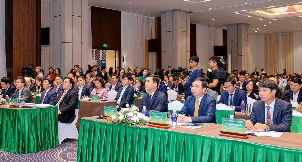 Các đại biểu dự diễn đàn.