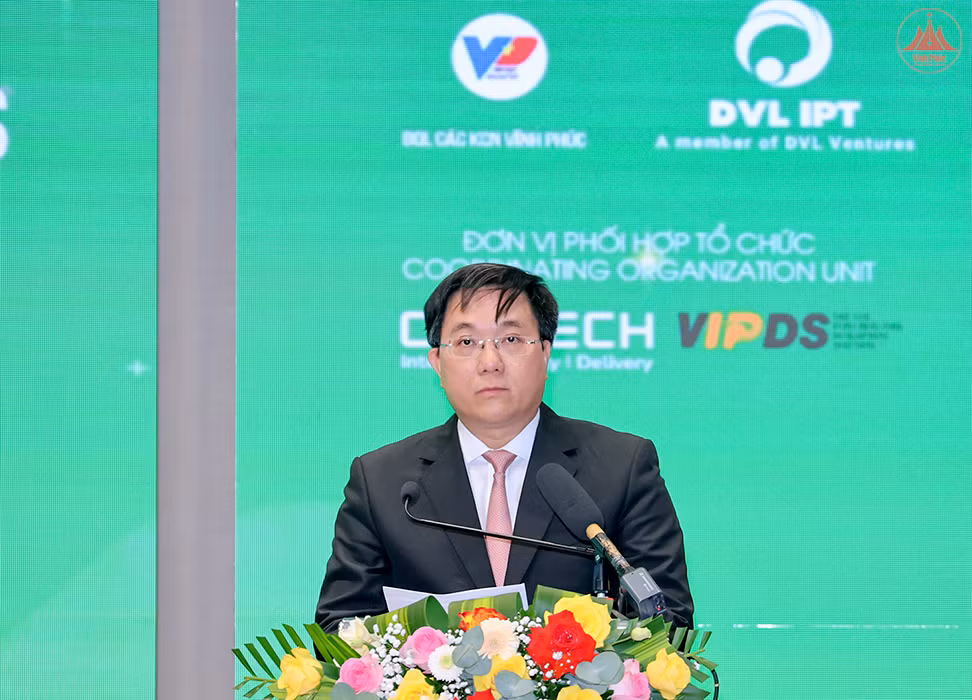 Chủ tịch Ủy ban nhân dân tỉnh Vĩnh Phúc Trần Duy Đông phát biểu ý kiến. Chủ tịch Ủy ban nhân dân tỉnh Vĩnh Phúc Trần Duy Đông phát biểu ý kiến.