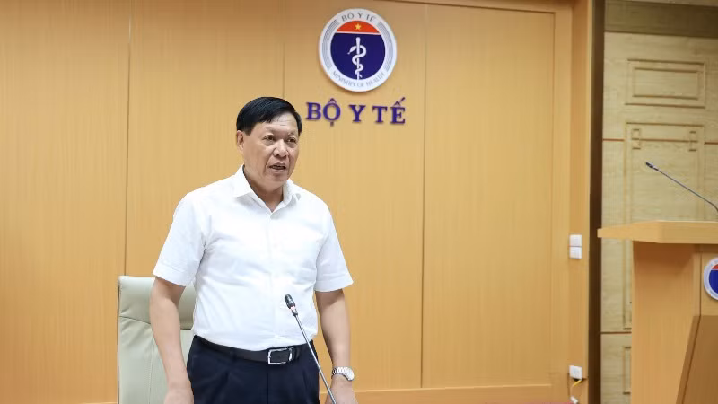 Thứ trưởng Thường trực Bộ Y tế Đỗ Xuân Tuyên phát biểu ý kiến tại cuộc họp.