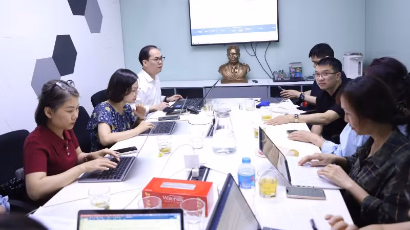 Tiến sĩ Tạ Mạnh Hùng trao đổi với các cơ quan báo chí.