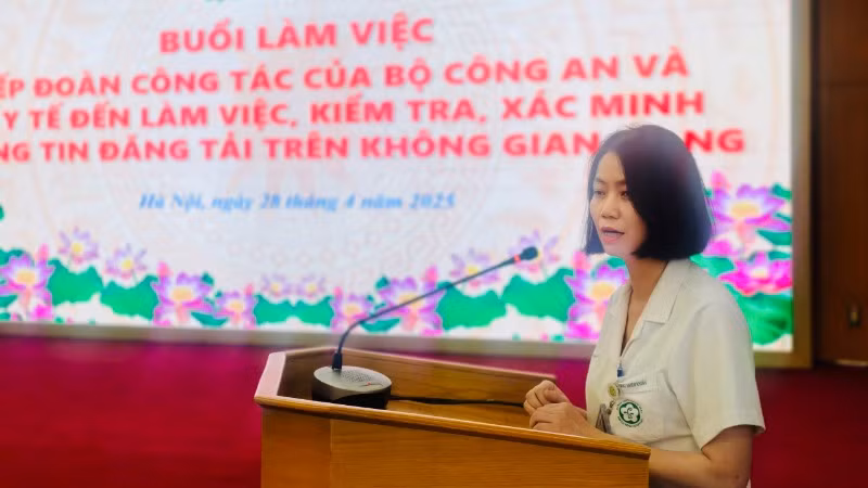 TS Trương Anh Thư, Trưởng Khoa Kiểm soát nhiễm khuẩn trao đổi về quy trình thu gom, xử lý chất thải tại Bệnh viện Bạch Mai.