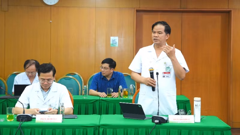 PGS, TS Đào Xuân Cơ, Giám đốc Bệnh viện Bạch Mai trao đổi tại buổi làm việc.