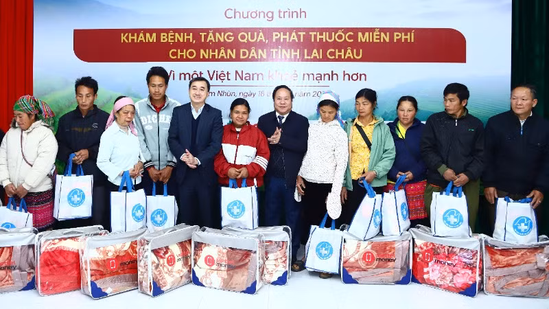 Tặng quà cho người dân trên địa bàn.