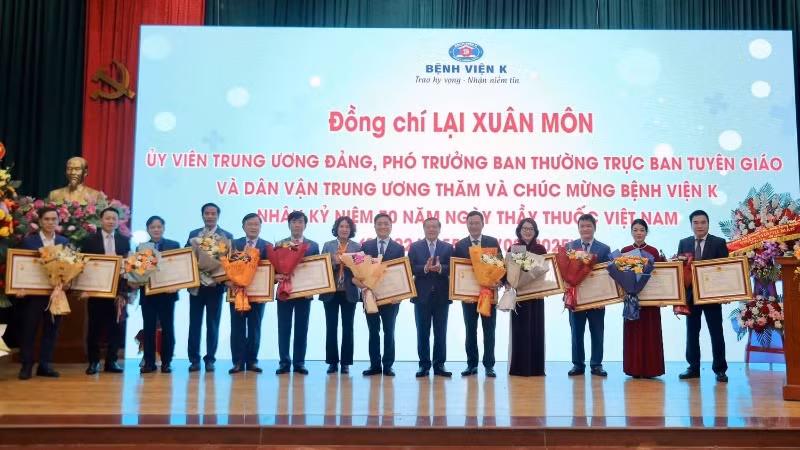 Trao danh hiệu Thầy thuốc ưu tú tặng các bác sĩ Bệnh viện K.