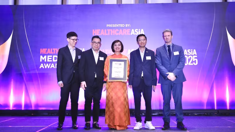 Đại diện FPT Long Châu thắng giải “Đổi mới sáng tạo của năm” tại Healthcare Asia Pharma Awards 2025.