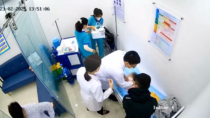 Đội ngũ y, bác sĩ tại Trung tâm tiêm chủng FPT Long Châu Quảng Nam đang cấp cứu cho bé 15 tháng tuổi bị co giật, sốt cao.