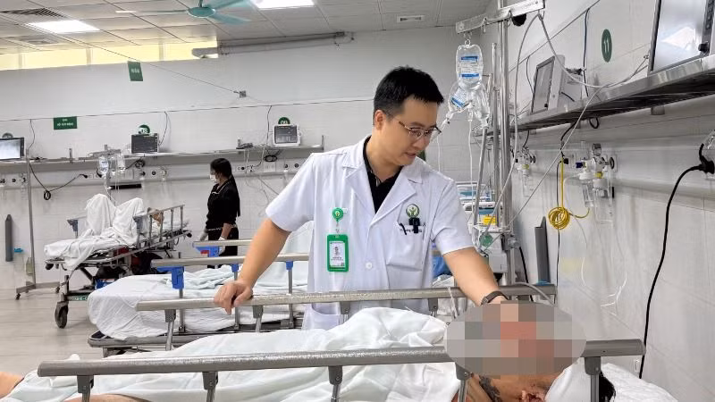 Bác sĩ Hoàng Minh Đức thăm khám cho nạn nhân cấp cứu vừa chuyển từ tuyến dưới lên Bác sĩ Hoàng Minh Đức thăm khám cho nạn nhân cấp cứu vừa chuyển từ tuyến dưới lên