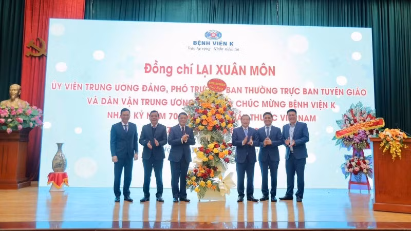 Đồng chí Lại Xuân Môn tặng hoa chúc mừng Bệnh viện K nhân kỷ niệm Ngày thầy thuốc Việt Nam.