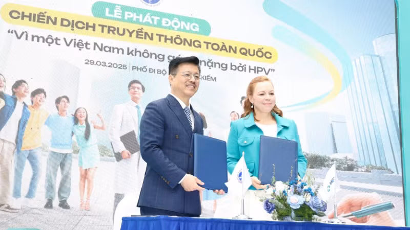 Đại diện Trung tâm Truyền thông - Giáo dục sức khỏe Trung ương (Bộ Y tế) và Công ty MSD Việt Nam ký kết hợp tác triển khai chiến dịch truyền thông “Vì một Việt Nam không gánh nặng bởi HPV”. Đại diện Trung tâm Truyền thông - Giáo dục sức khỏe Trung ương (Bộ Y tế) và Công ty MSD Việt Nam ký kết hợp tác triển khai chiến dịch truyền thông “Vì một Việt Nam không gánh nặng bởi HPV”.