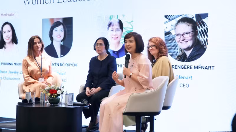 Bà Nguyễn Đỗ Quyên chia sẻ về vai trò lãnh đạo nữ từ góc nhìn của doanh nghiệp và phương thức ứng dụng công nghệ vào hoạt động kinh doanh.