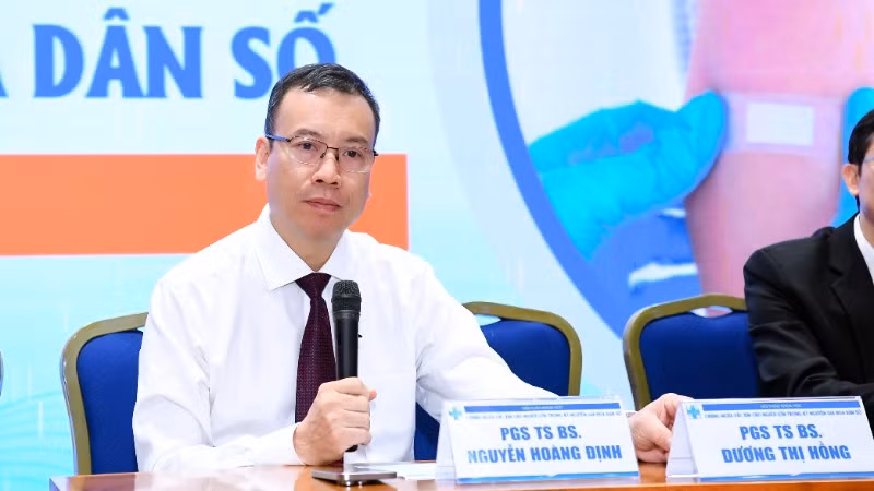 Phó Giáo sư, Tiến sĩ Nguyễn Hoàng Định, Phó Giám đốc Bệnh viện Đại học Y Dược Thành phố Hồ Chí Minh trao đổi tại buổi thảo luận. Phó Giáo sư, Tiến sĩ Nguyễn Hoàng Định, Phó Giám đốc Bệnh viện Đại học Y Dược Thành phố Hồ Chí Minh trao đổi tại buổi thảo luận.