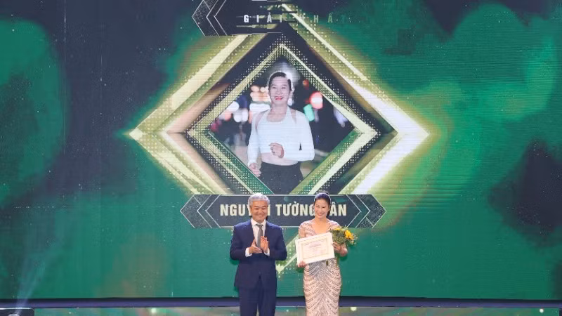 Tổng Biên tập Báo sức khoẻ và Đời sống trao giải Nhất cho ứng viên Nguyễn Tường Vân. Tổng Biên tập Báo sức khoẻ và Đời sống trao giải Nhất cho ứng viên Nguyễn Tường Vân.