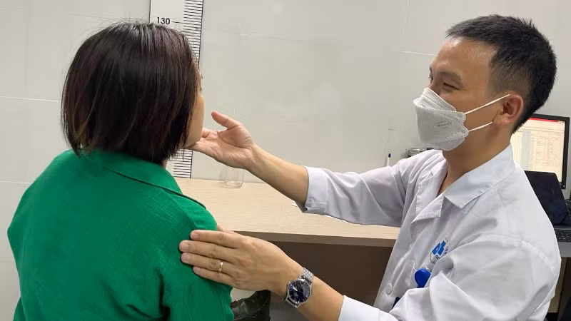 Bác sĩ Bệnh viện da liễu Trung ương tư vấn làm đẹp da cho người dân