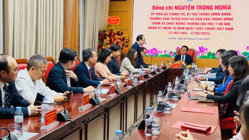 GS,TS Nguyễn Hữu Tú, Hiệu trưởng nhà trường đã báo cáo những kết quả nổi bật mà Trường đại học Y Hà Nội đã đạt được trong 123 năm hình thành và phát triển. GS,TS Nguyễn Hữu Tú, Hiệu trưởng nhà trường đã báo cáo những kết quả nổi bật mà Trường đại học Y Hà Nội đã đạt được trong 123 năm hình thành và phát triển.