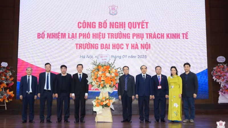 Buổi lễ công bố Nghị quyết Bổ nhiệm lại Phó hiệu trưởng phụ trách kinh tế Trường đại học Y Hà Nội cho TS. Phạm Xuân Thắng (thứ 3 từ phải qua trái).