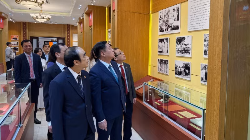 Đồng chí Nguyễn Trọng Nghĩa thăm phòng truyền thống của Trường đại học Y Hà Nội. Đồng chí Nguyễn Trọng Nghĩa thăm phòng truyền thống của Trường đại học Y Hà Nội.