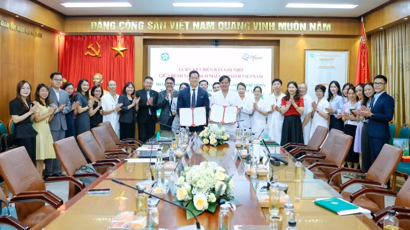 Buổi ký kết Biên bản ghi nhớ giữa Bệnh viện Bạch Mai và Pfizer Việt Nam.
