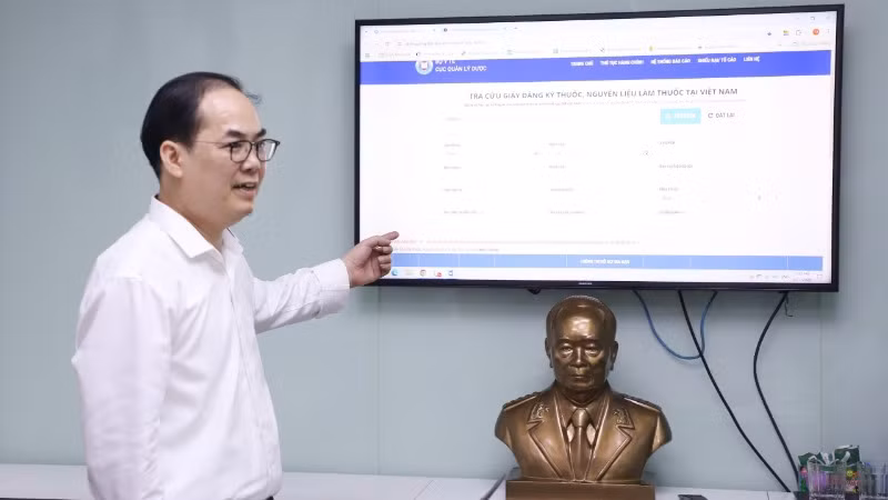 Tiến sĩ Tạ Mạnh Hùng, Phó Cục trưởng Cục Quản lý dược (Bộ Y tế) hướng dẫn người dân cách tra cứu thông tin thuốc.