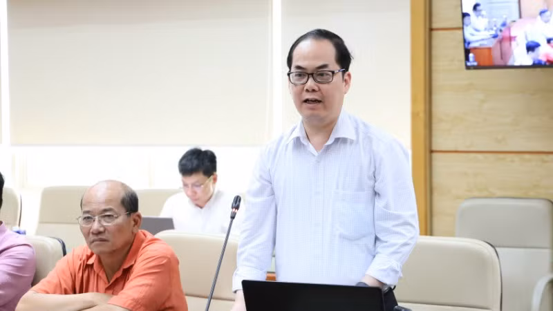TS Tạ Mạnh Hùng báo cáo tại cuộc họp.