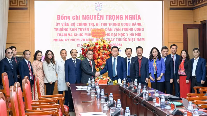 Đồng chí Nguyễn Trọng Nghĩa, Ủy viên Bộ Chính trị, Bí thư Trung ương Đảng, Trưởng Ban Tuyên giáo và Dân vận Trung ương chúc mừng Trường đại học Y Hà Nội nhân kỷ niệm 70 năm Ngày Thầy thuốc Việt Nam.