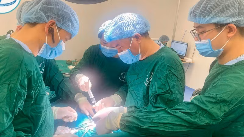 Các bác sĩ đang thực hiện ca mổ.