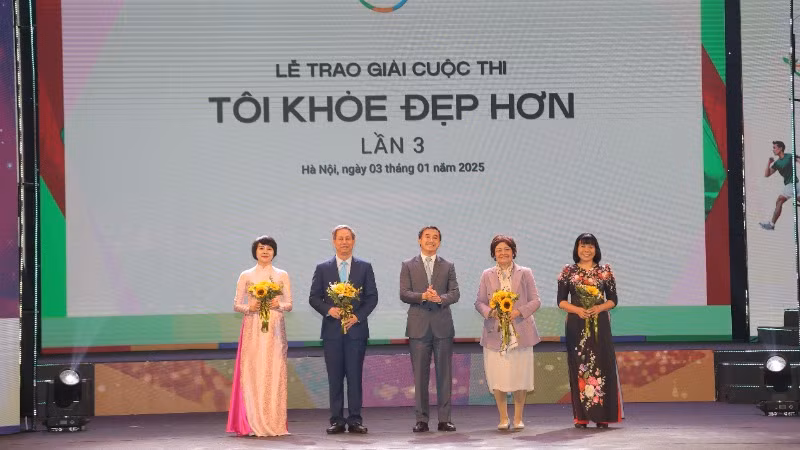 Thứ trưởng Y tế Trần Văn Thuấn tặng hoa cho Hội đồng giám khảo. Thứ trưởng Y tế Trần Văn Thuấn tặng hoa cho Hội đồng giám khảo.