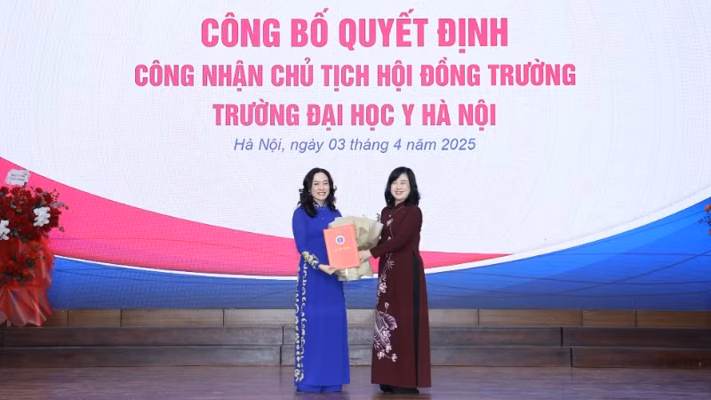 Bộ trưởng Y tế Đào Hồng Lan trao quyết định công nhận PGS, TS Phan Thị Thu Hương giữ chức Chủ tịch Hội đồng trường Trường đại học Y Hà Nội.