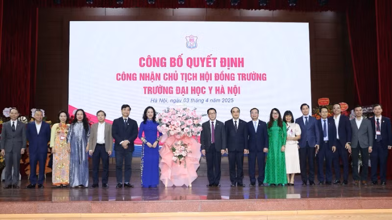 Tập thể Đảng ủy, Ban Giám hiệu Trường đại học Y Hà Nội tặng hoa chúc mừng Phó Giáo sư, Tiến sĩ Phan Thị Thu Hương.