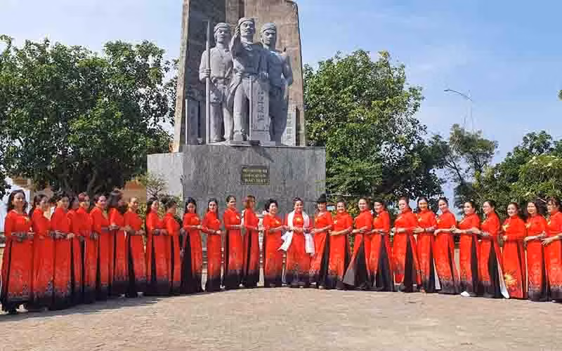 Du khách chụp ảnh lưu niệm tại Tượng đài đội Hoàng Sa kiêm quản Bắc Hải, huyện Lý Sơn (Quảng Ngãi). Du khách chụp ảnh lưu niệm tại Tượng đài đội Hoàng Sa kiêm quản Bắc Hải, huyện Lý Sơn (Quảng Ngãi).
