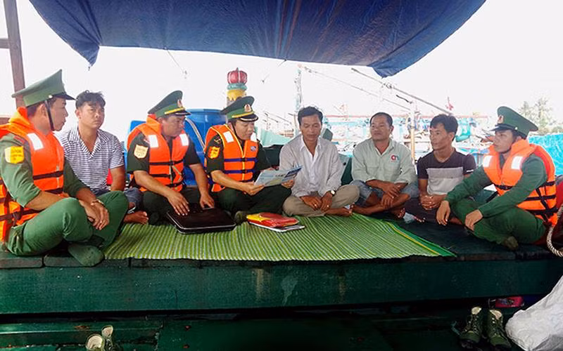 Lực lượng biên phòng tỉnh Quảng Bình và các cơ quan chức năng tuyên truyền cho người dân các quy định nghiêm cấm hành vi tàng trữ, sử dụng xung điện, chất nổ để khai thác thủy sản. (Ảnh LAN CHI)