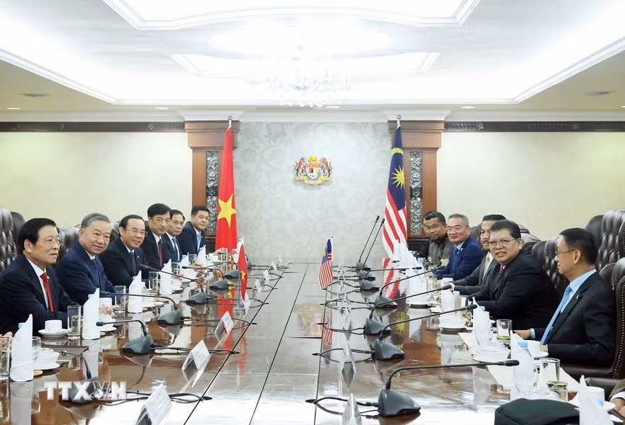 Tổng Bí thư Tô Lâm hội kiến Chủ tịch Hạ viện Malaysia Tan Sri Dato’ Johari Bin Abdul. (Ảnh: TTXVN)