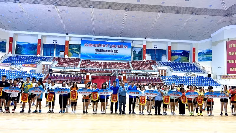 Ban tổ chức trao cờ lưu niệm cho các đội tham gia.