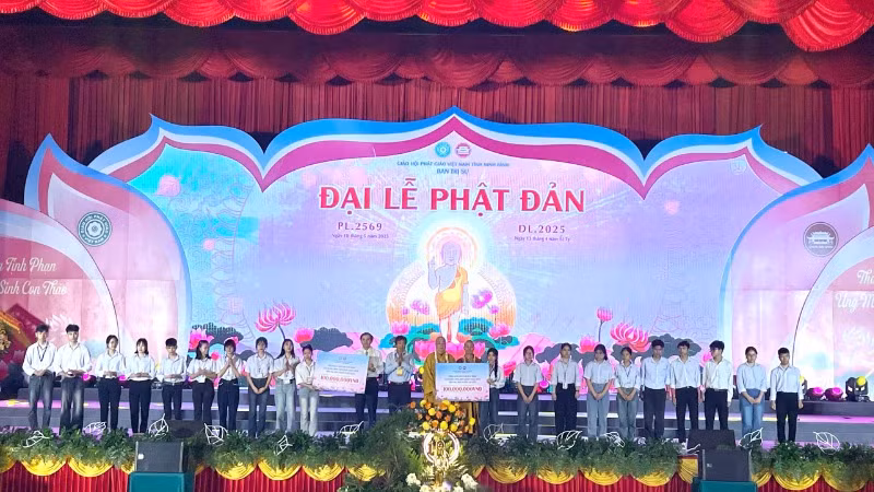 Dịp này, Ban Trị sự Giáo hội Phật giáo Việt Nam tỉnh Ninh Bình phối hợp Doanh nghiệp Xây dựng Xuân Trường đã trao quà cho 200 học sinh vượt khó trong học tập trên địa bàn huyện Gia Viễn và huyện Nho Quan, mỗi suất quà trị giá 1 triệu đồng. Dịp này, Ban Trị sự Giáo hội Phật giáo Việt Nam tỉnh Ninh Bình phối hợp Doanh nghiệp Xây dựng Xuân Trường đã trao quà cho 200 học sinh vượt khó trong học tập trên địa bàn huyện Gia Viễn và huyện Nho Quan, mỗi suất quà trị giá 1 triệu đồng.