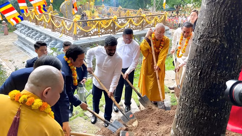 Các đại biểu trồng cây lưu niệm tại vườn cây Sala. Các đại biểu trồng cây lưu niệm tại vườn cây Sala.