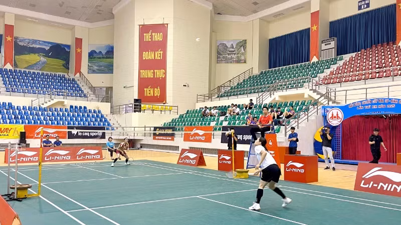 Trận thi đấu giữa vận động viên Nguyễn Thùy Linh (Đồng Nai) mang áo trắng - tay vợt nữ số 1 Việt Nam và Trần Thị Ánh (Thái Bình) - một trong những tay vợt trẻ có nhiều thành tích đáng chú ý.